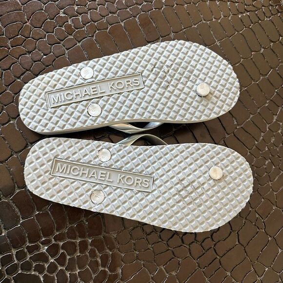 Michael Kors Metallic Silver, Flip Flop Sandals. - Picture 4 of 5